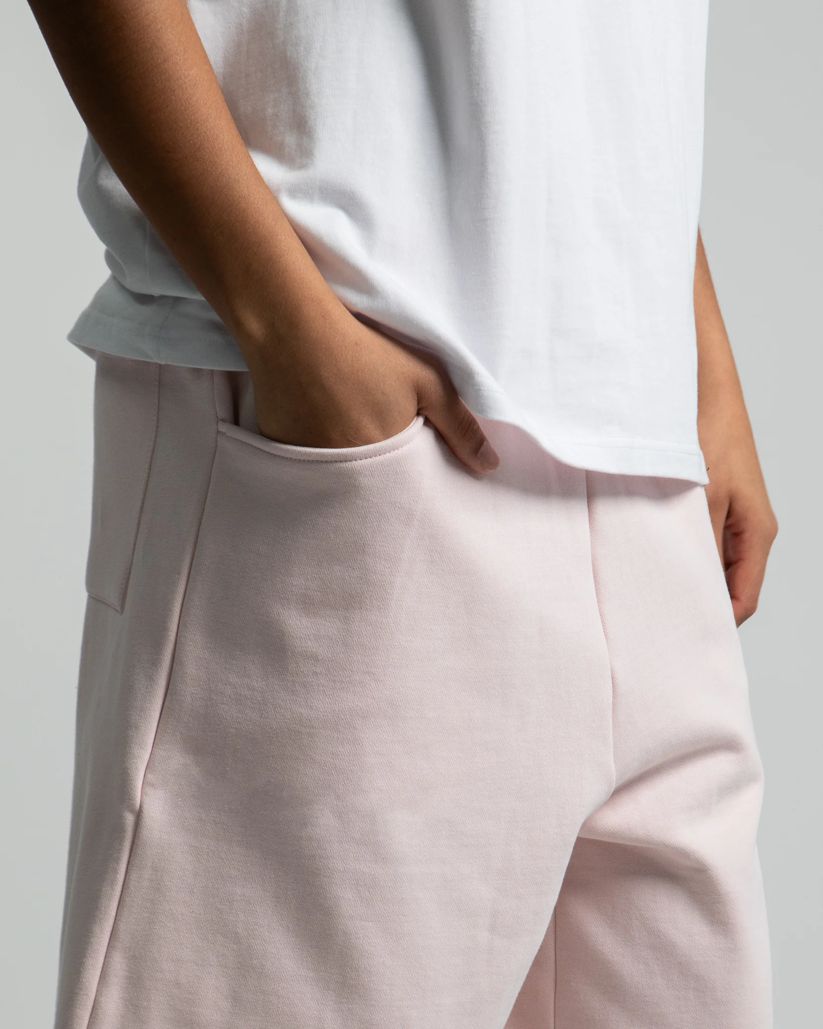 193-baggy-sweatshorts-blush-5.webp Baggy Sweatshorts - Blush