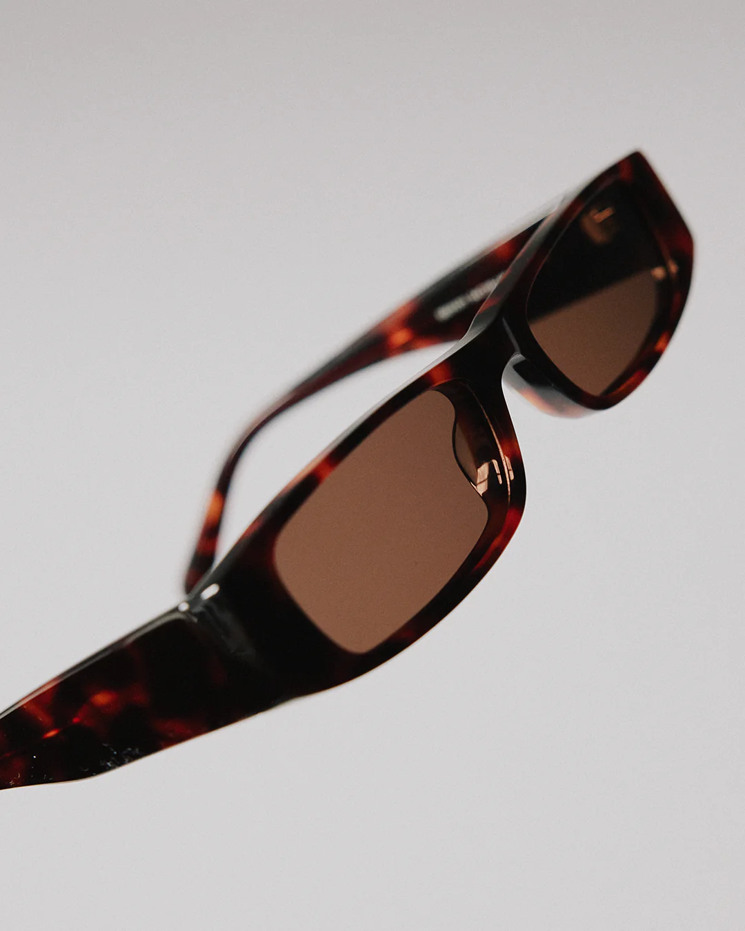 230-bleecker-sunglasses-tortoise-shell-3.webp Bleecker Sunglasses - Tortoise Shell