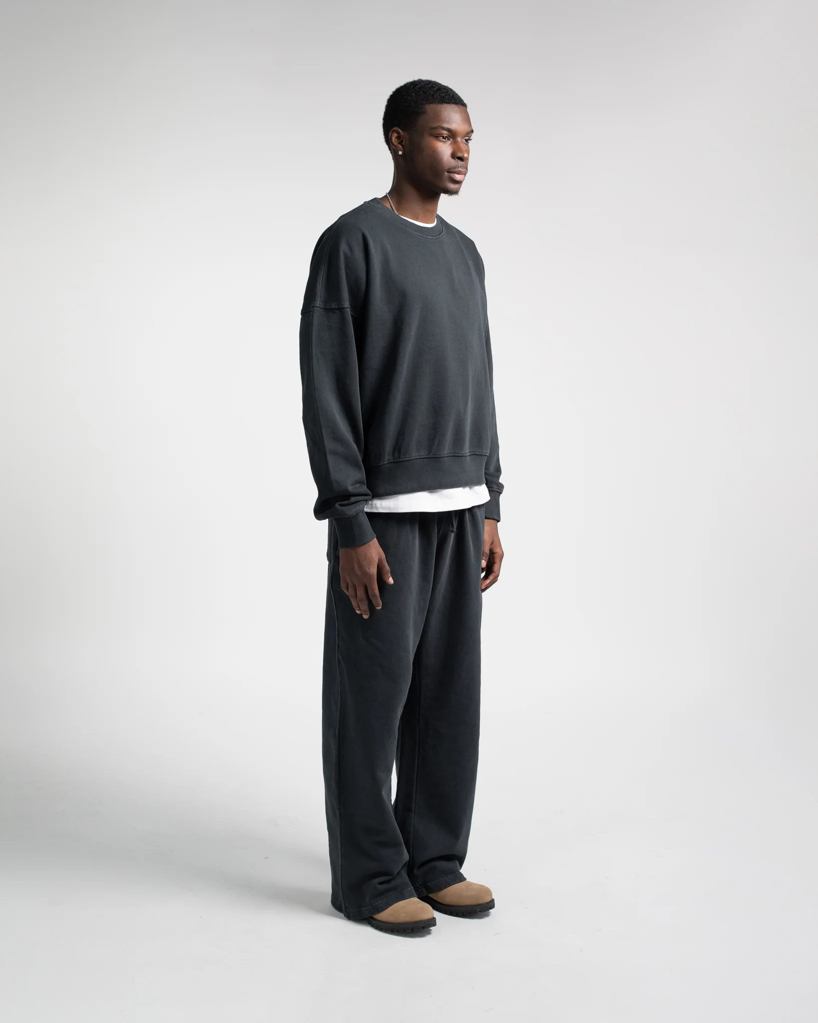 357-cropped-crewneck-vintage-black-2.webp Cropped Crewneck - Vintage Black