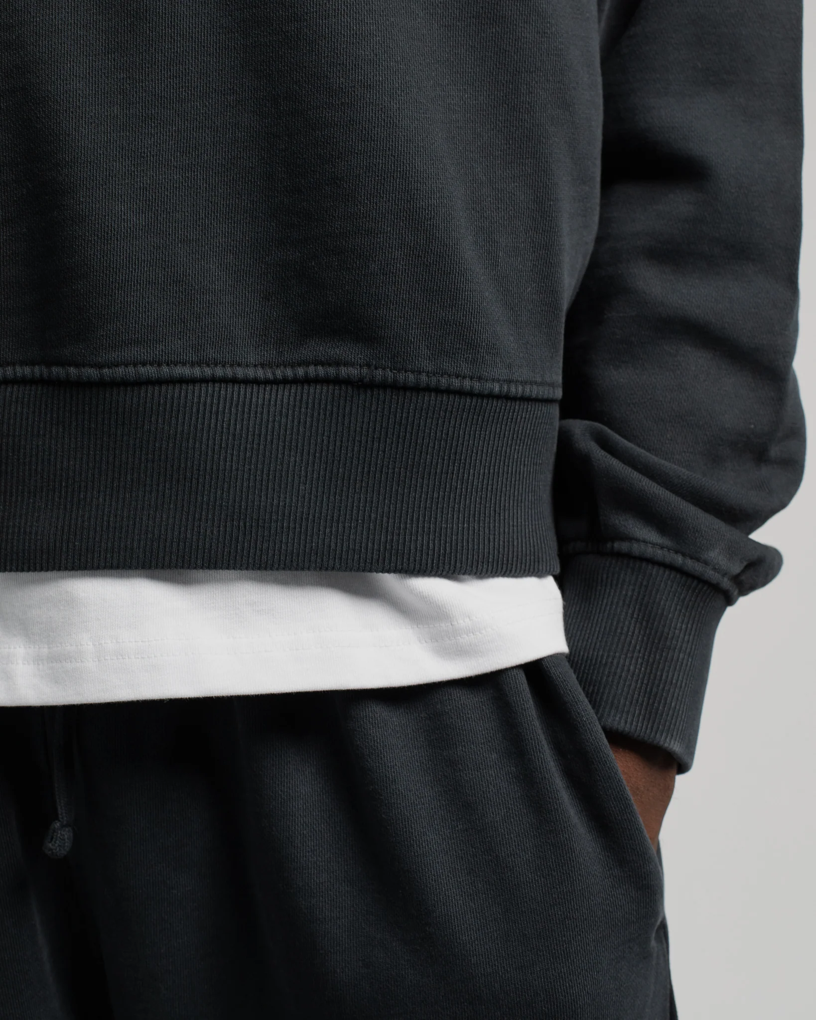357-cropped-crewneck-vintage-black-3.webp Cropped Crewneck - Vintage Black