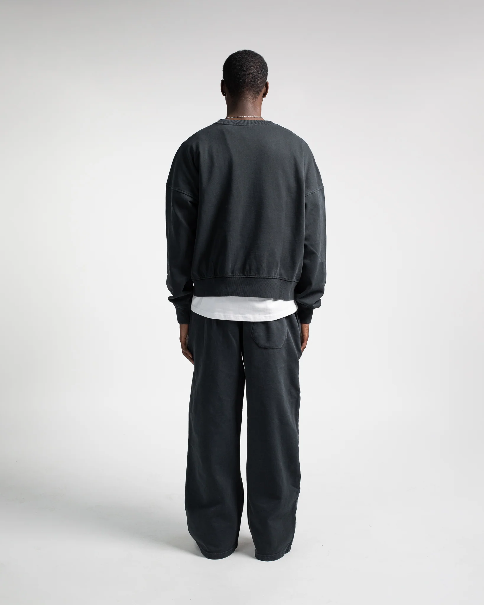 357-cropped-crewneck-vintage-black-4.webp Cropped Crewneck - Vintage Black